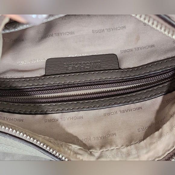 Michael Kors Raven Cinder Leather Medium Messenger Bag - Picture 9 of 10